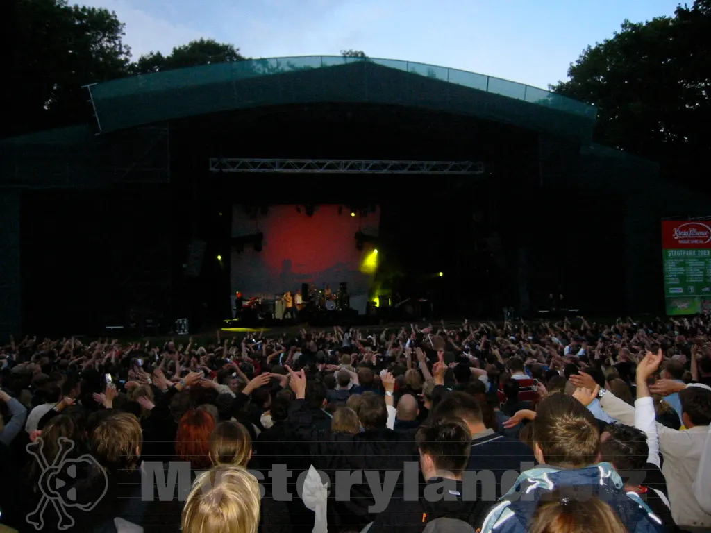 Blick über das Publikum auf Dave Gahans Stadtpark-Konzert