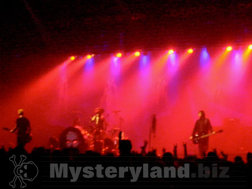 Publikum und Bühne beim Konzert von die ärzte in Düsseldorf