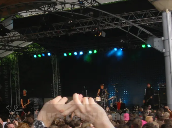 Publikum im Tanzbrunnen Köln vor dem Konzert von die ärzte