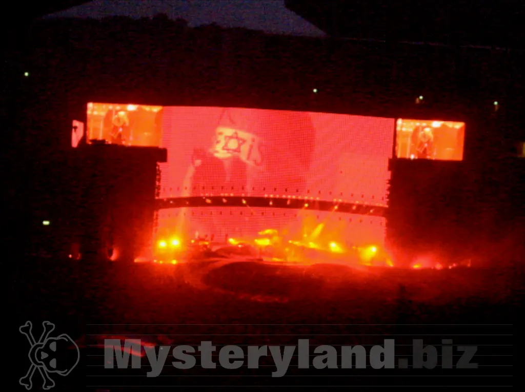 U2 live vor dem Publikum im Olympiastadion Berlin