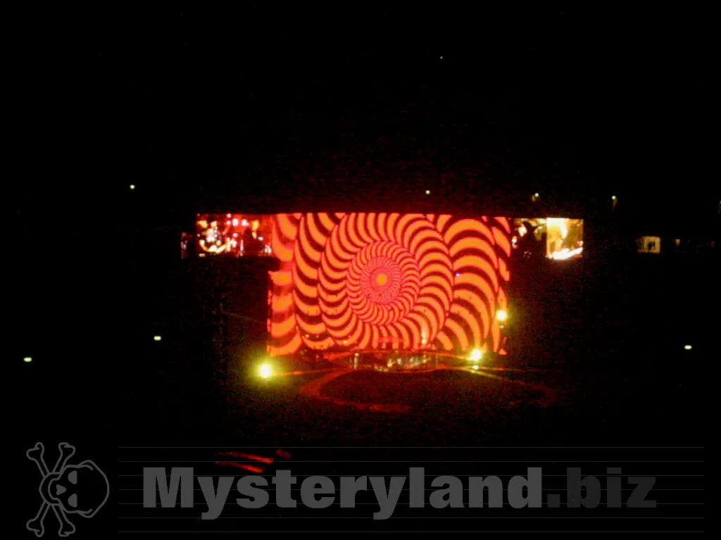 U2 beim Finale des Konzerts im Olympiastadion Berlin