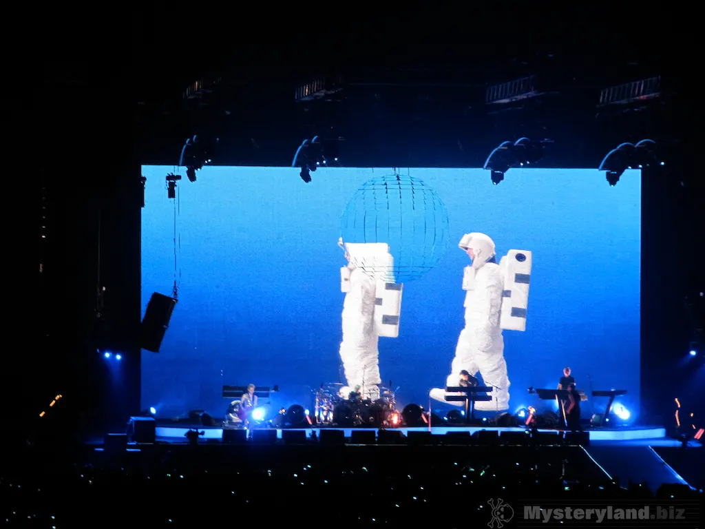 Depeche Mode im Bühnenlicht der LTU-Arena