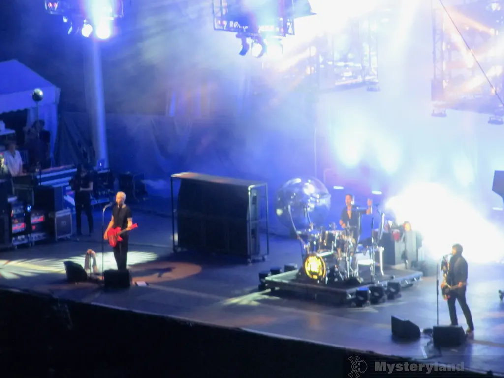 Bühne und Publikum beim Konzert von die ärzte
